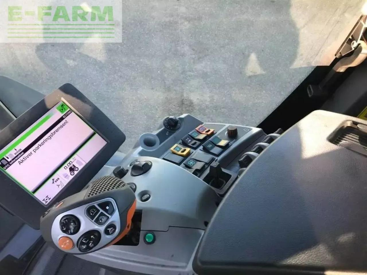 Tracteur agricole CLAAS xerion 4500 vc