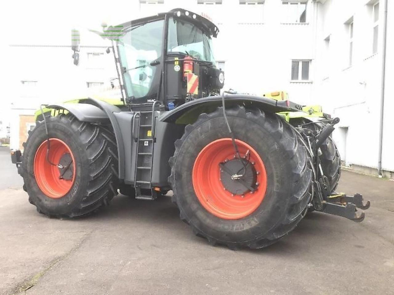 Tracteur agricole CLAAS xerion 5000 trac