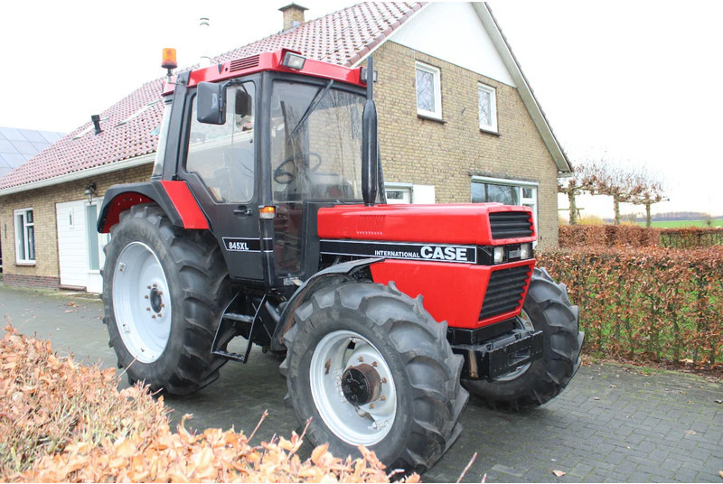 Tracteur agricole Case 845 XL