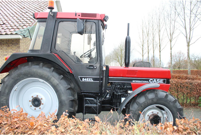 Tracteur agricole Case 845 XL