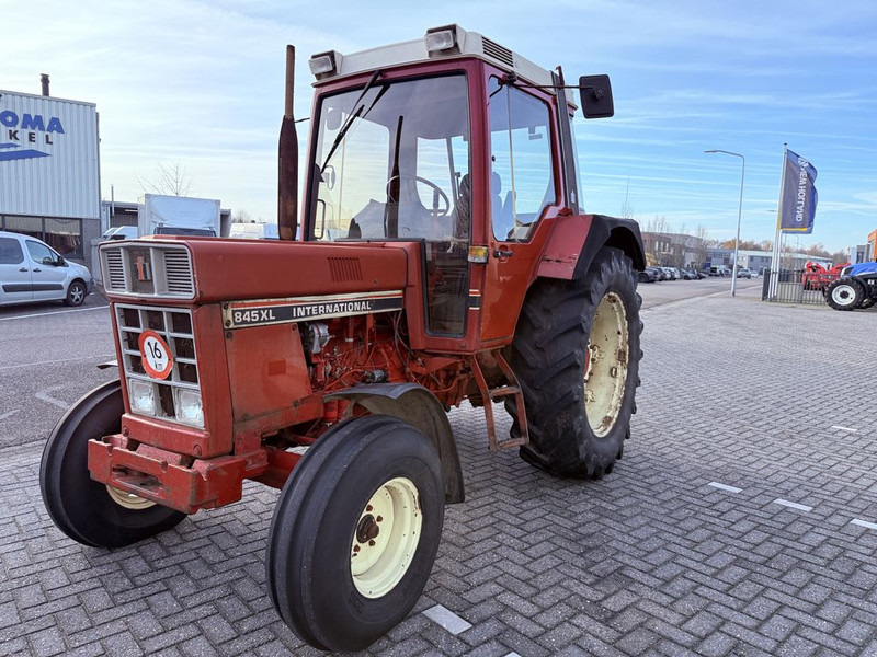 Tracteur agricole Case IH 845 XL
