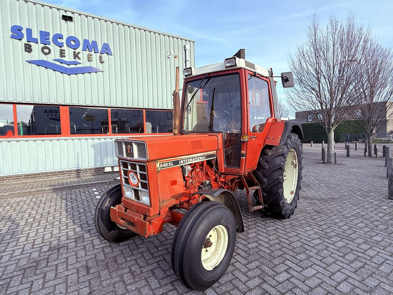 Tracteur agricole Case IH 845 XL