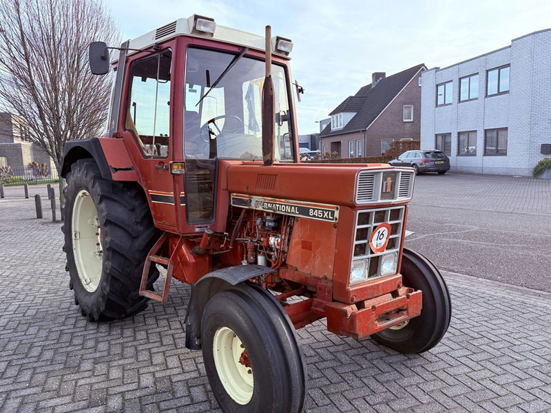 Tracteur agricole Case IH 845 XL
