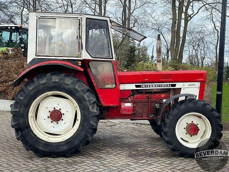 Tracteur agricole Case IH 946