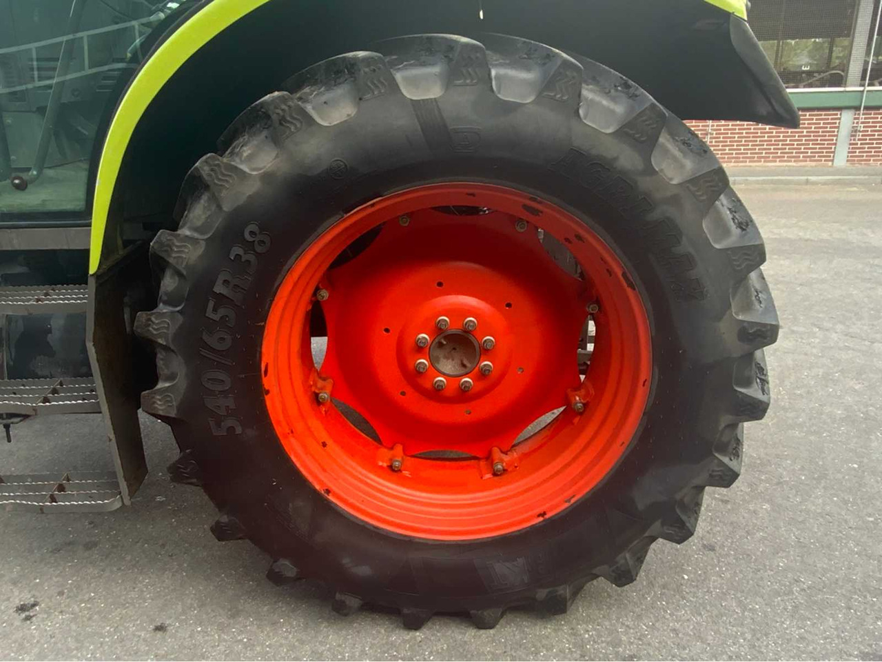 Tracteur agricole Claas Ares 557 ATZ