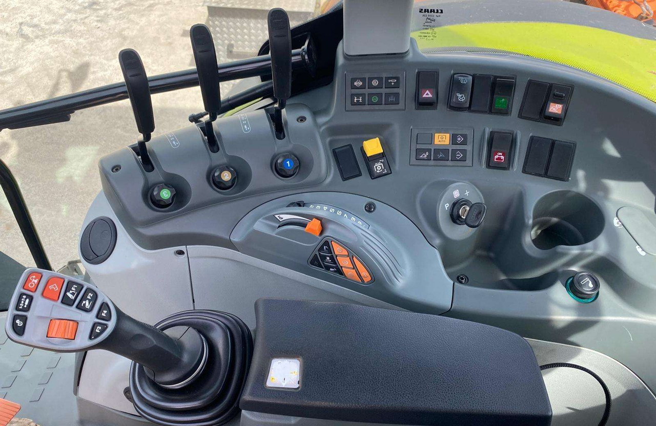 Tracteur agricole Claas Arion 440 su Claaas front.kr.