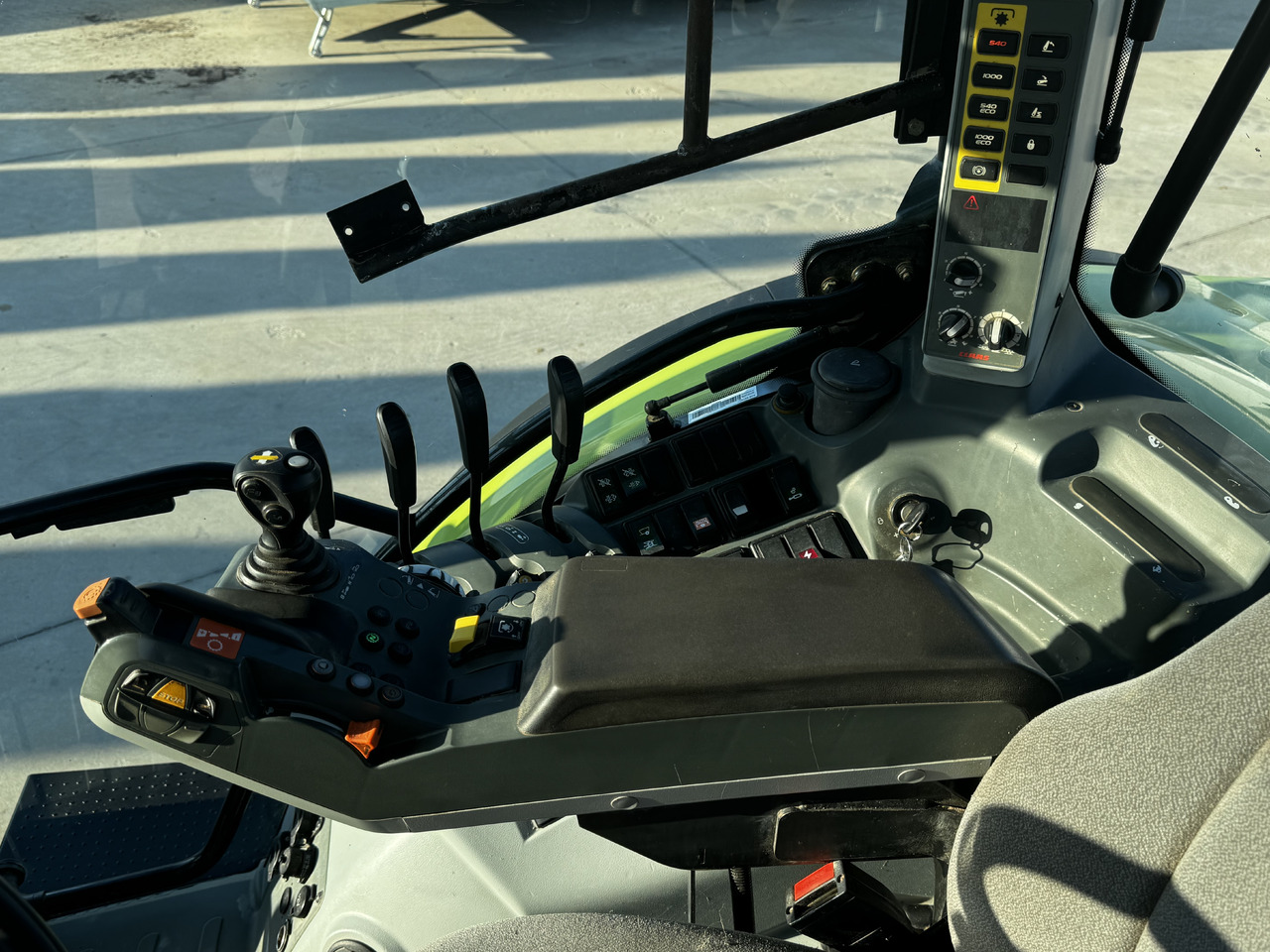 Tracteur agricole Claas Arion 640