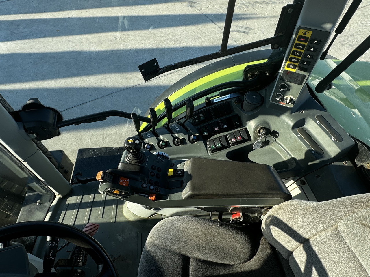 Tracteur agricole Claas Arion 640