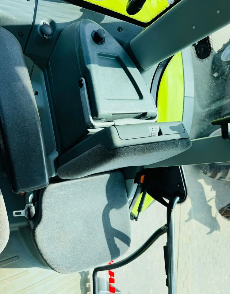Tracteur agricole Claas Arion 650 CEBIS