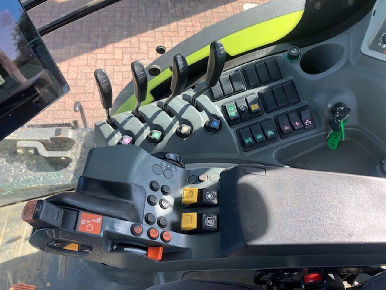 Tracteur agricole Claas Axion 810
