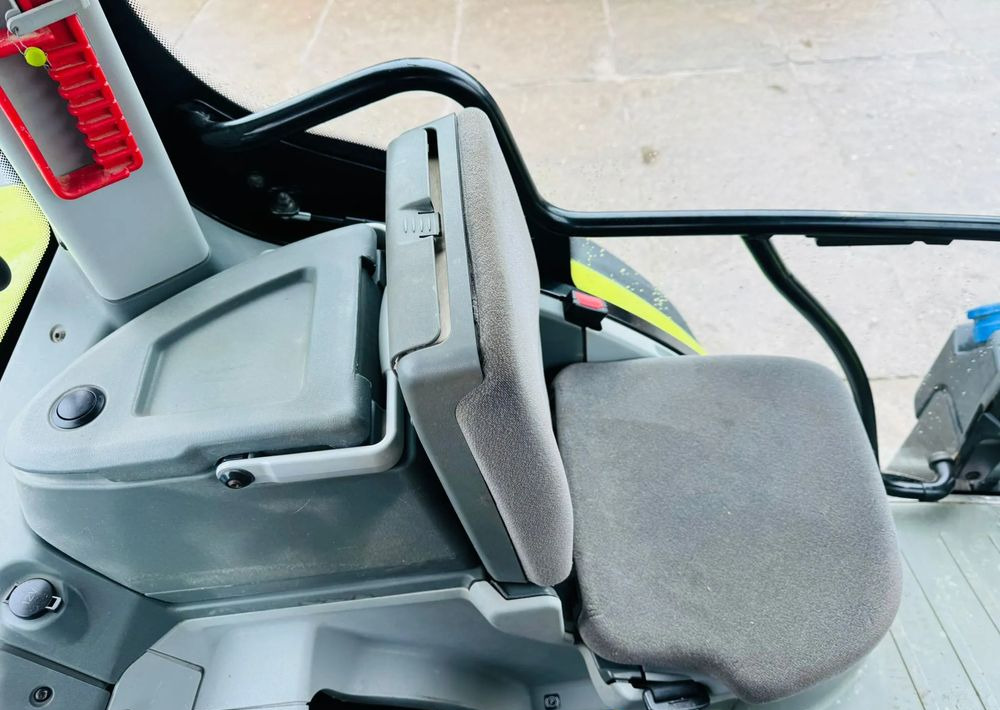 Tracteur agricole Claas Axion 810 CEBIS