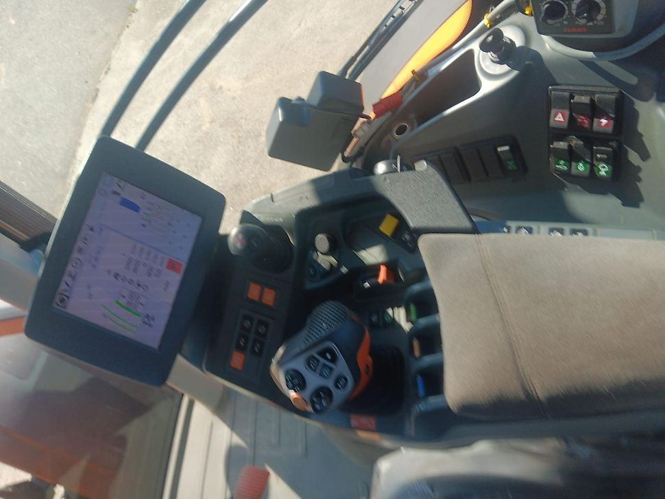 Tracteur agricole Claas Axion 830 C matic