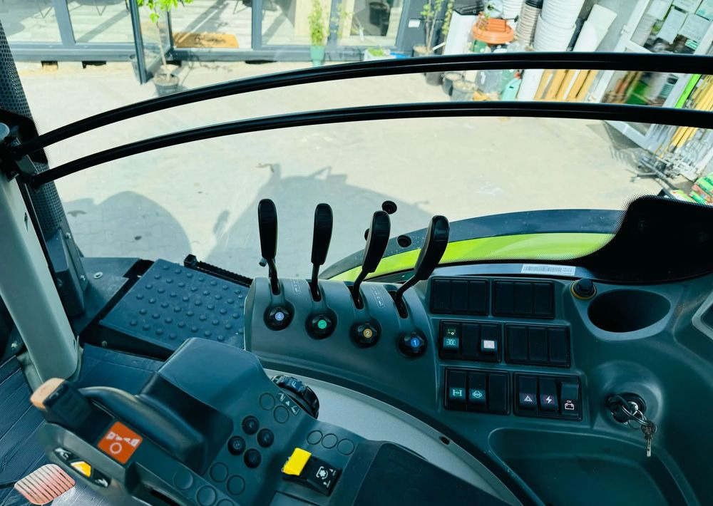 Tracteur agricole Claas Axion 840