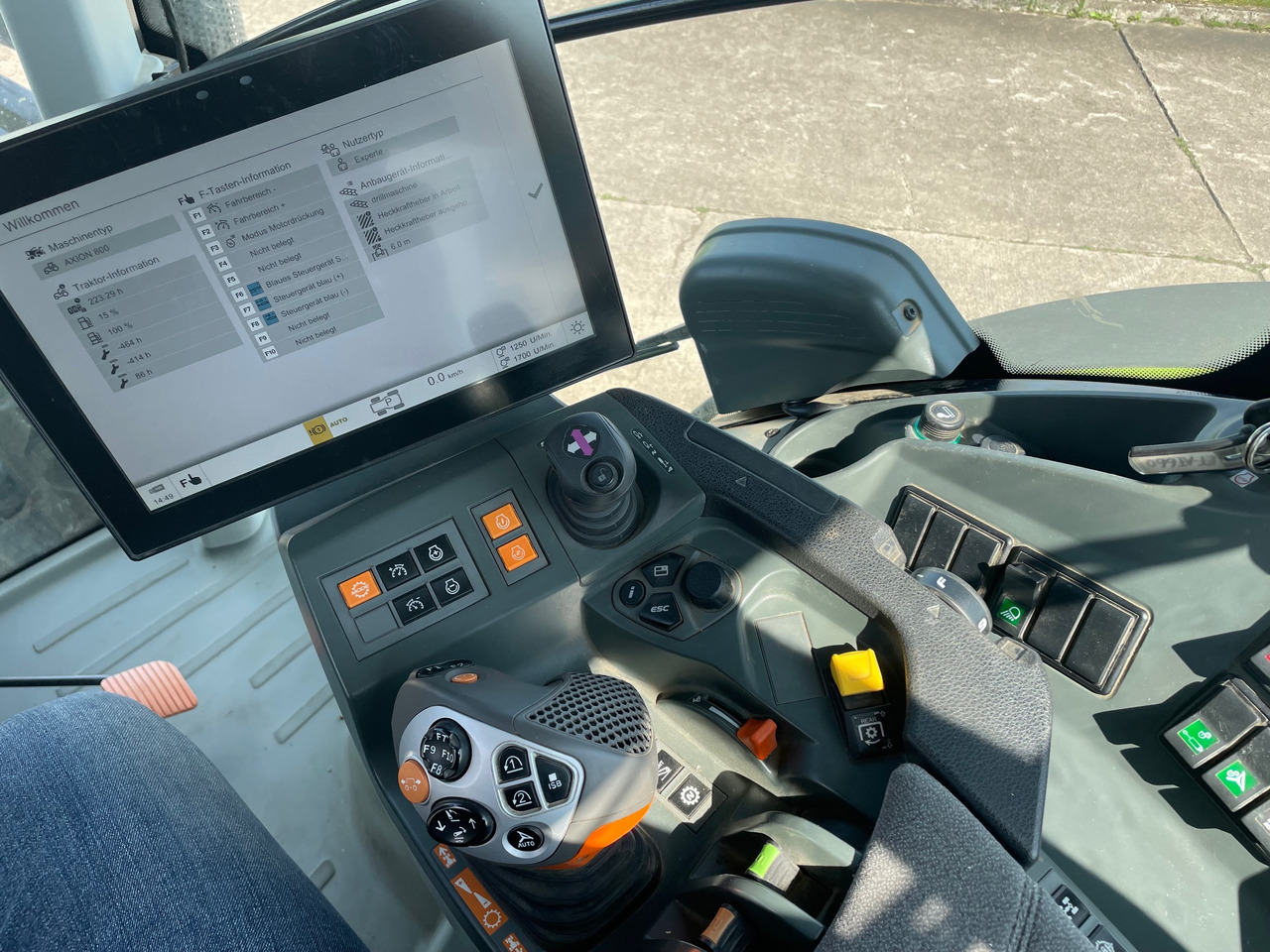 Tracteur agricole Claas Axion 870 CMATIC