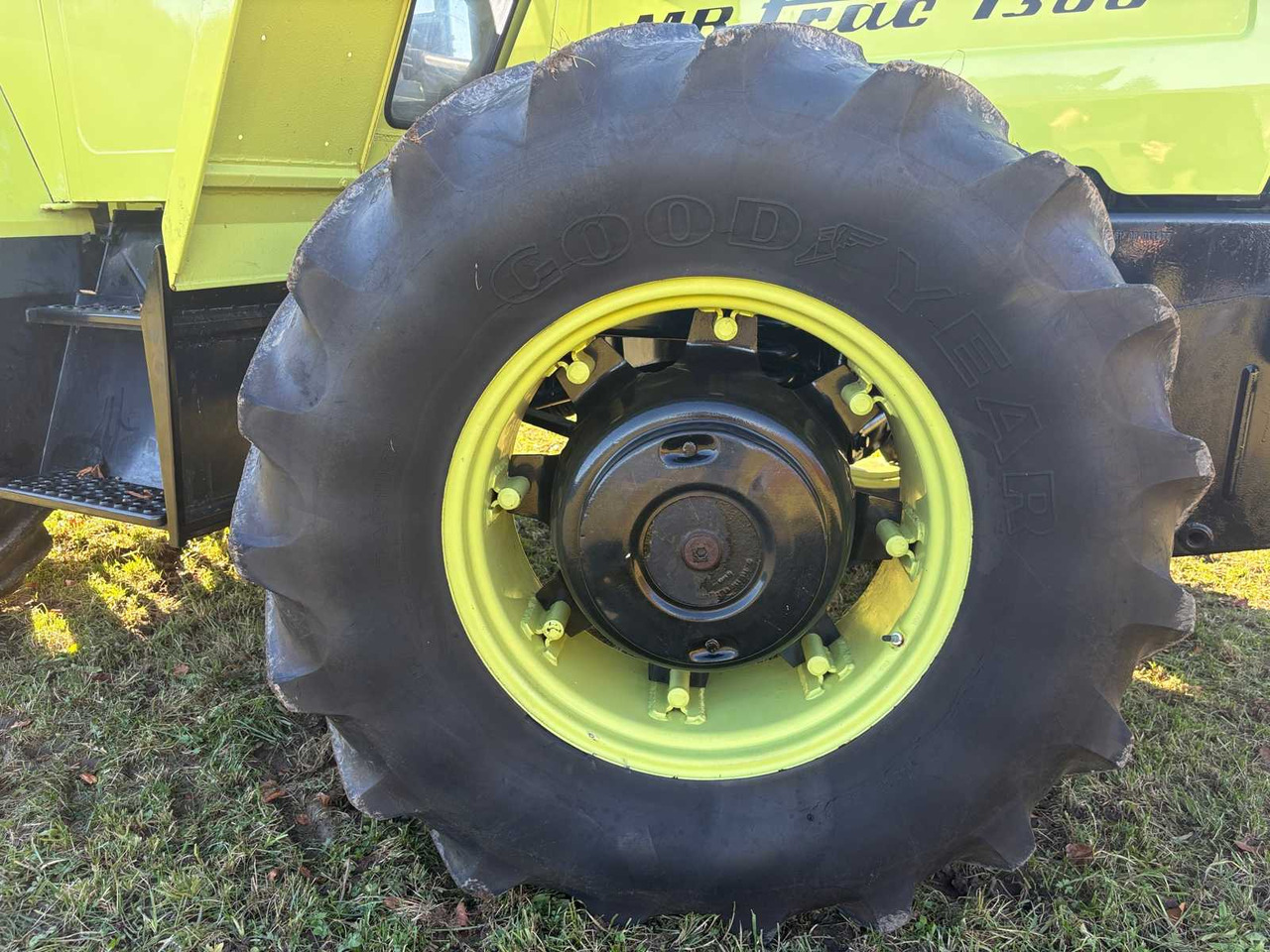 Tracteur agricole DAIMLER-BENZ MB-TRAC 1300 FRONT LOADER