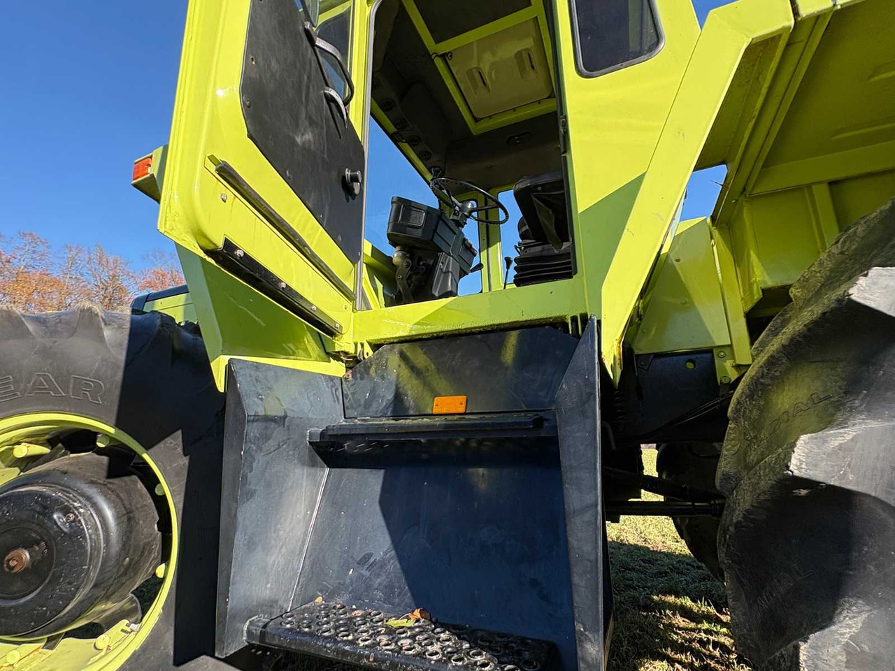 Tracteur agricole DAIMLER-BENZ MB-TRAC 1300 FRONT LOADER