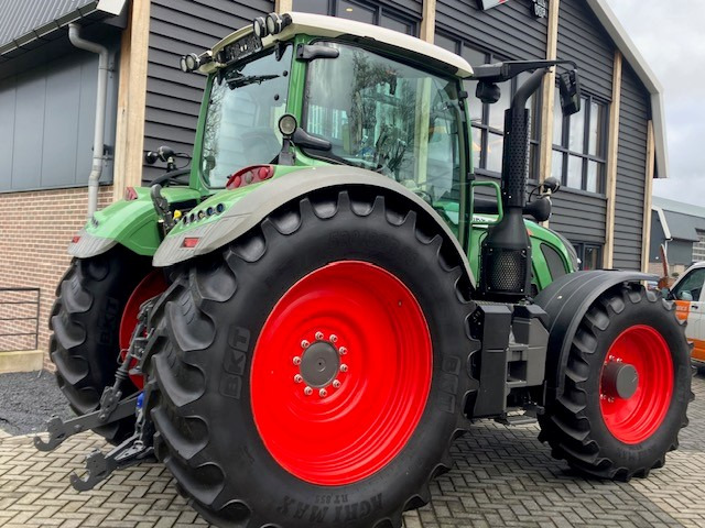 Tracteur agricole FENDT 724 profi plus