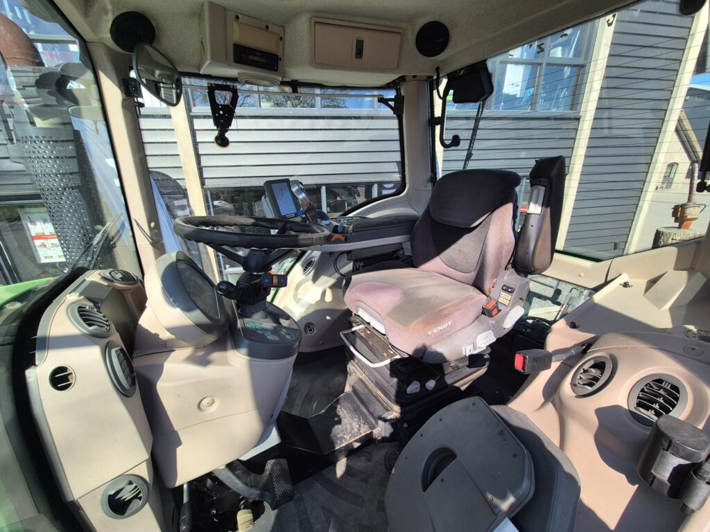 Tracteur agricole FENDT 828