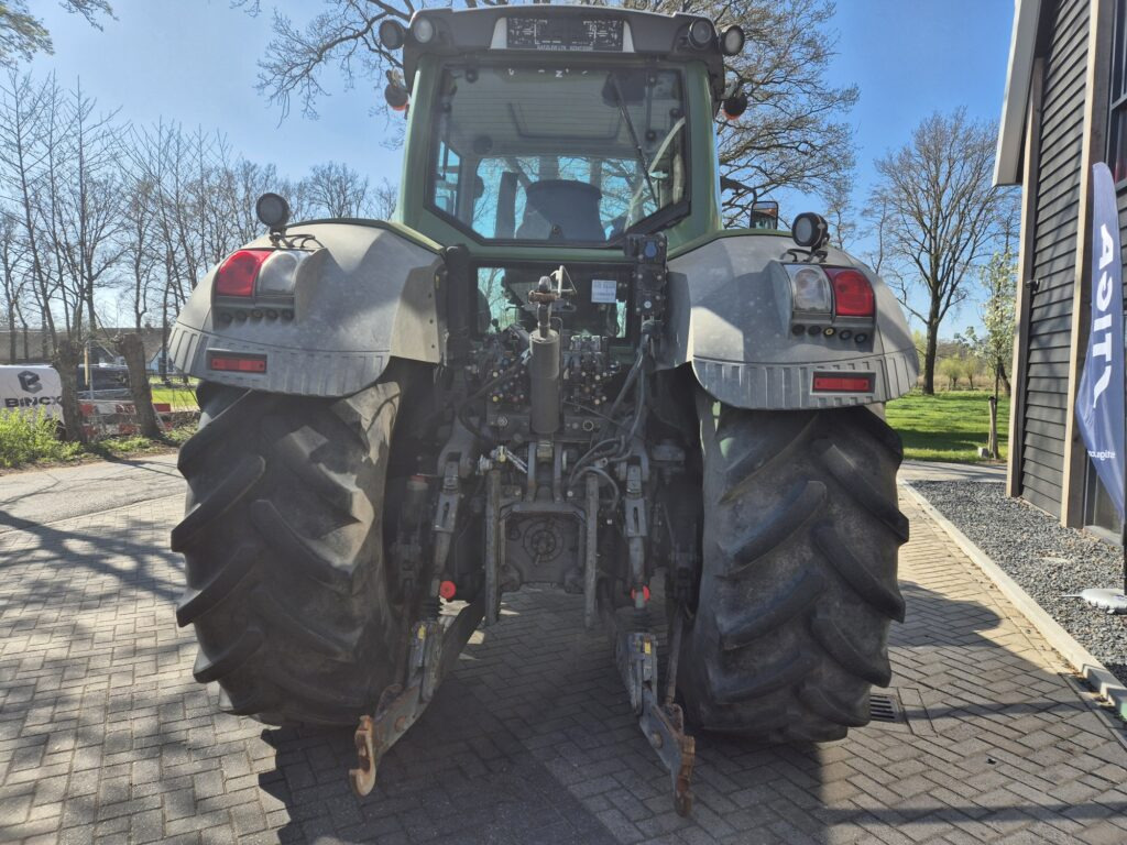 Tracteur agricole FENDT 828