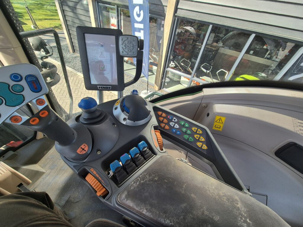 Tracteur agricole FENDT 828