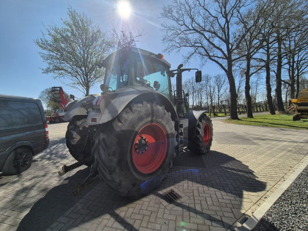 Tracteur agricole FENDT 828