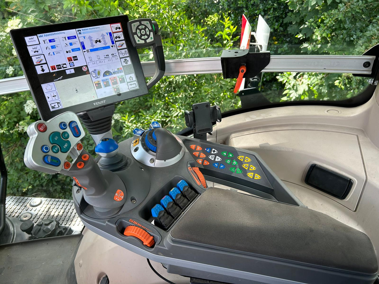 Tracteur agricole FENDT 828 Vario S4 ProfiPlus