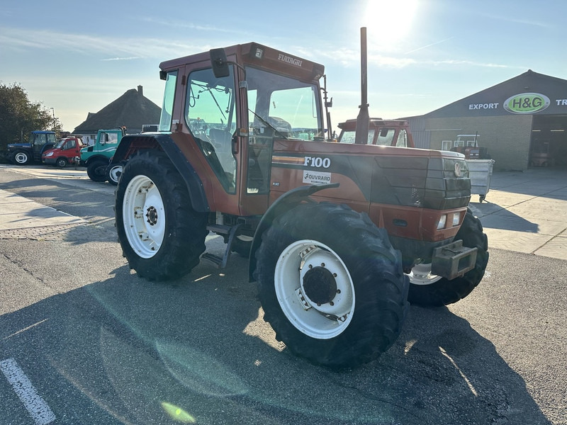 Tracteur agricole Fiat F100