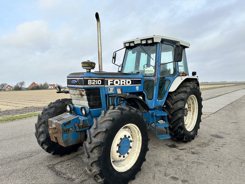 Tracteur agricole Ford 8210