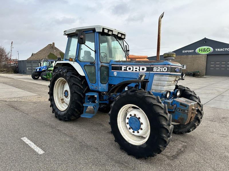 Tracteur agricole Ford 8210