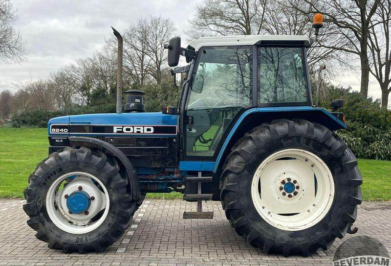 Tracteur agricole Ford 8240