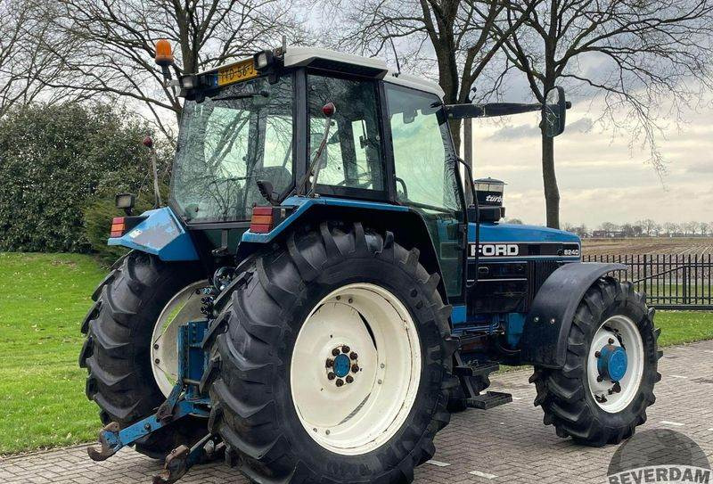 Tracteur agricole Ford 8240