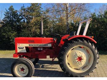 Tracteur agricole International 453