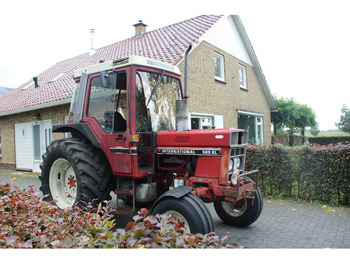 Tracteur agricole International 585 XL