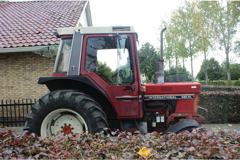 Tracteur agricole International 585 XL