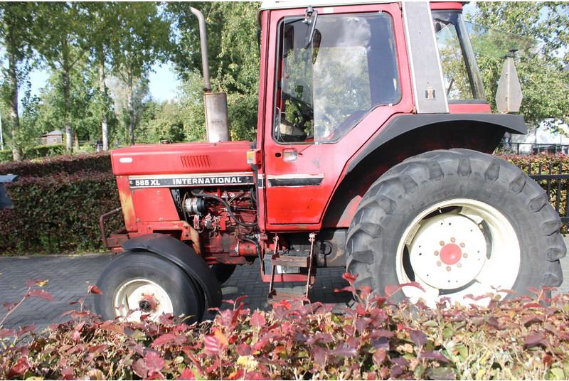 Tracteur agricole International 585 XL