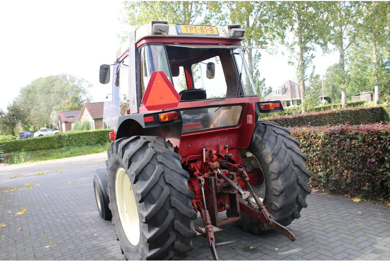 Tracteur agricole International 585 XL