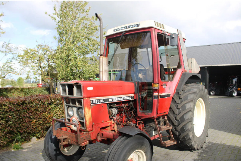 Tracteur agricole International 585 XL