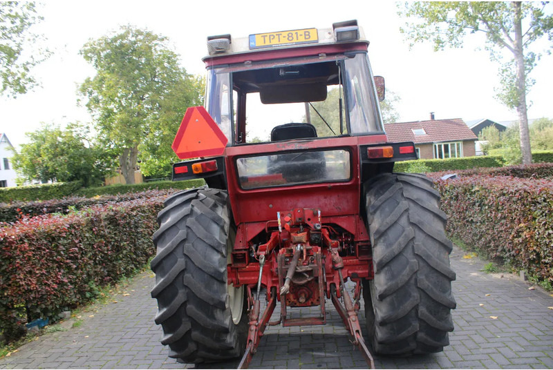Tracteur agricole International 585 XL