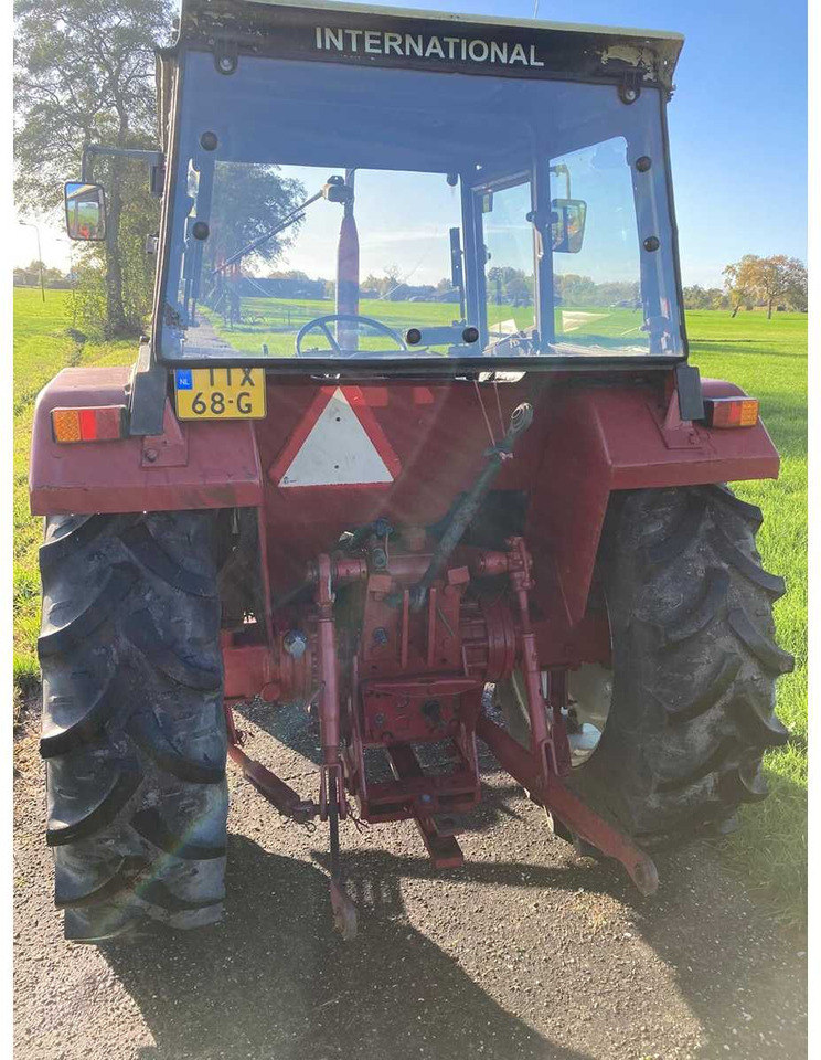 Tracteur agricole International 644