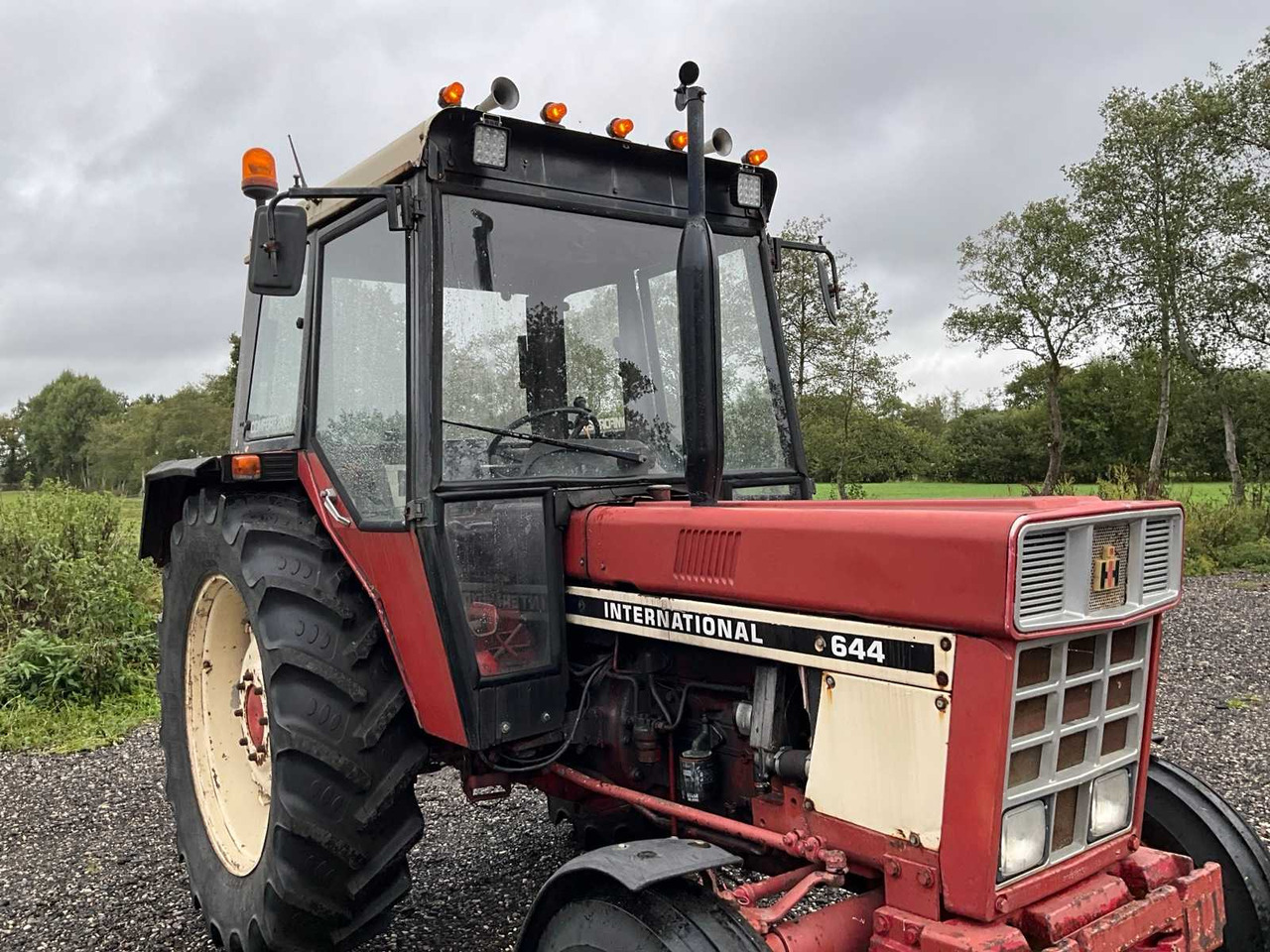 Tracteur agricole International 644
