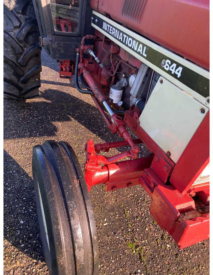 Tracteur agricole International 644