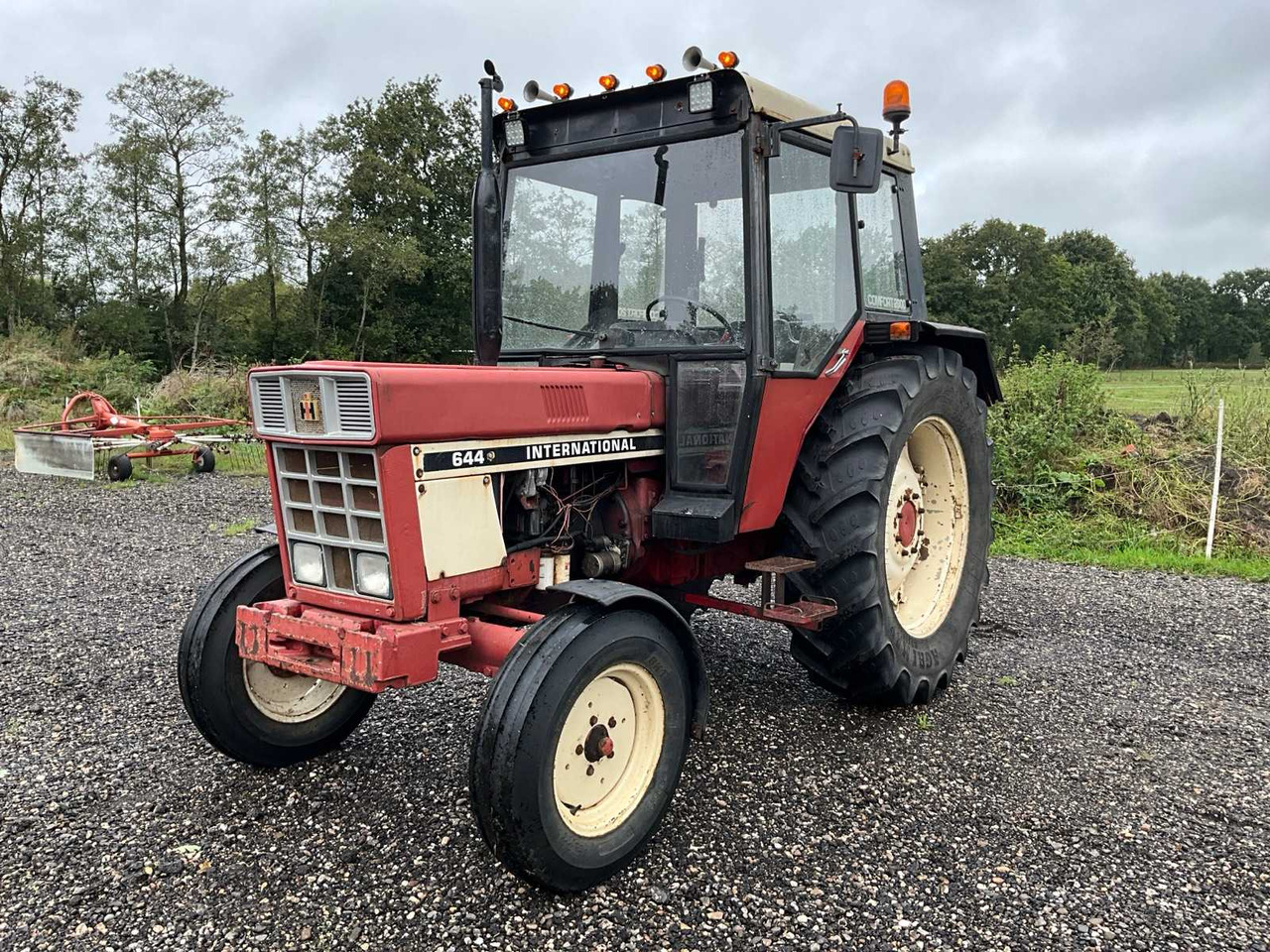 Tracteur agricole International 644