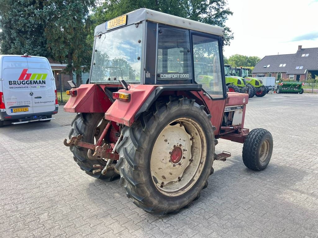 Tracteur agricole International 744
