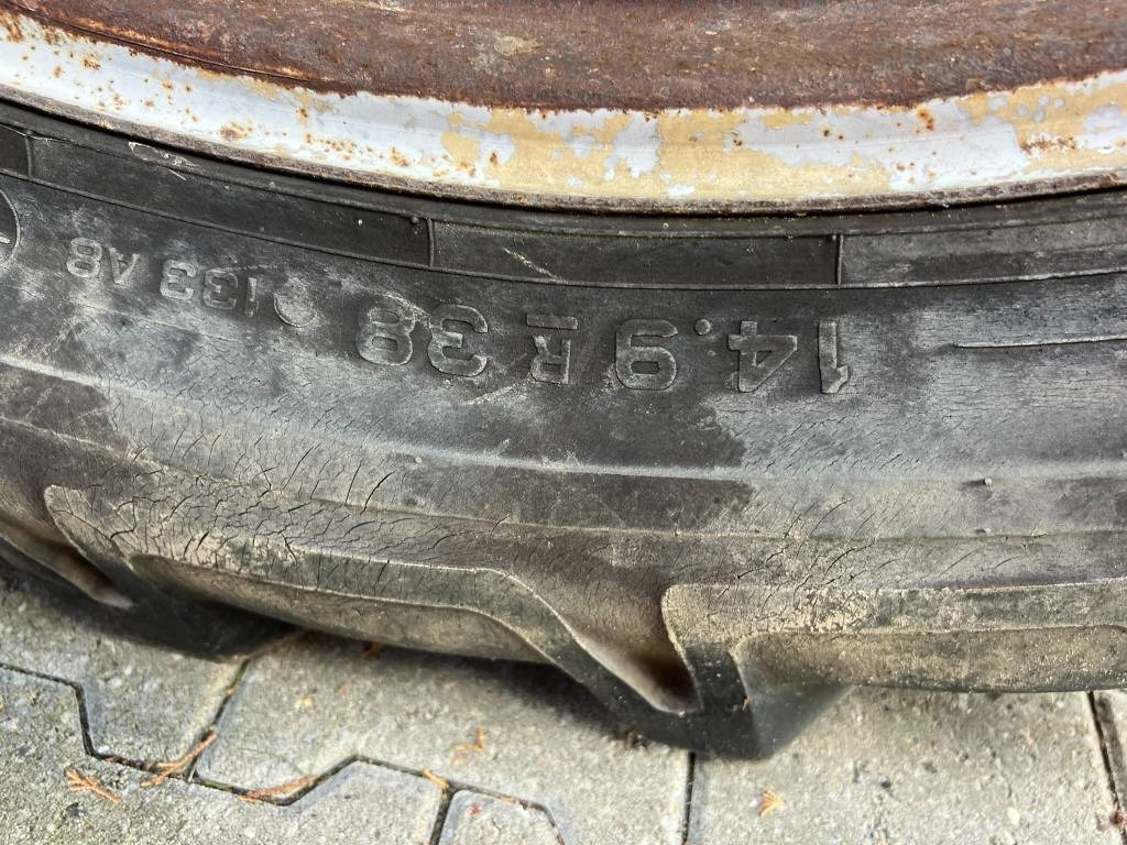 Tracteur agricole International 744