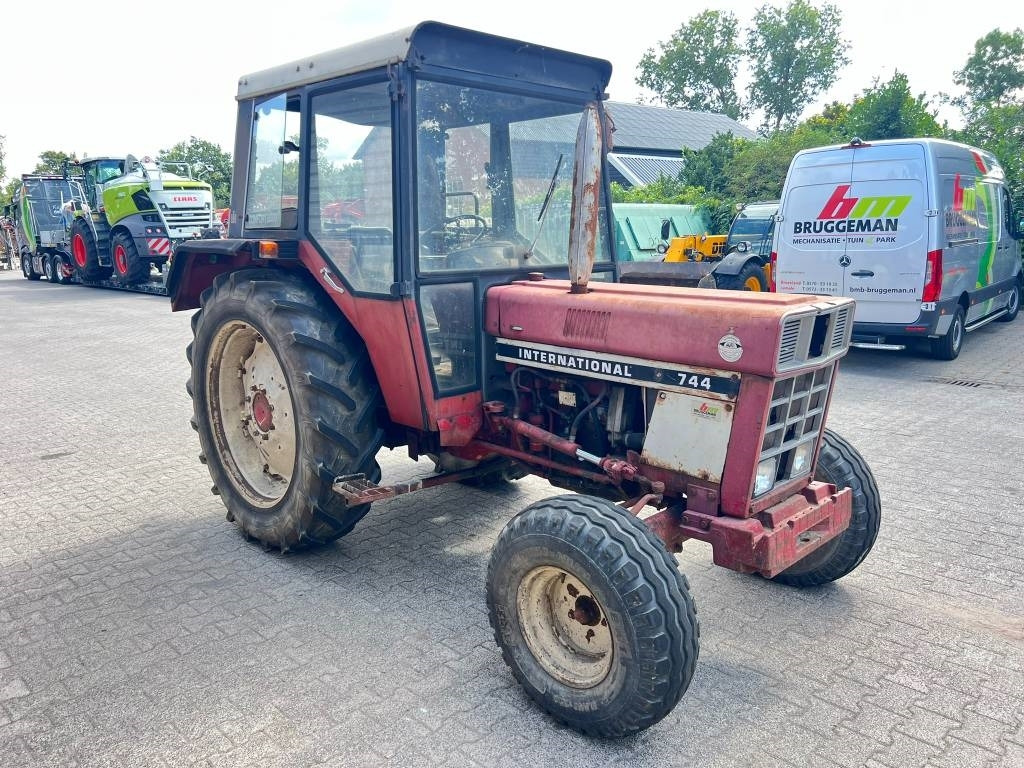 Tracteur agricole International 744