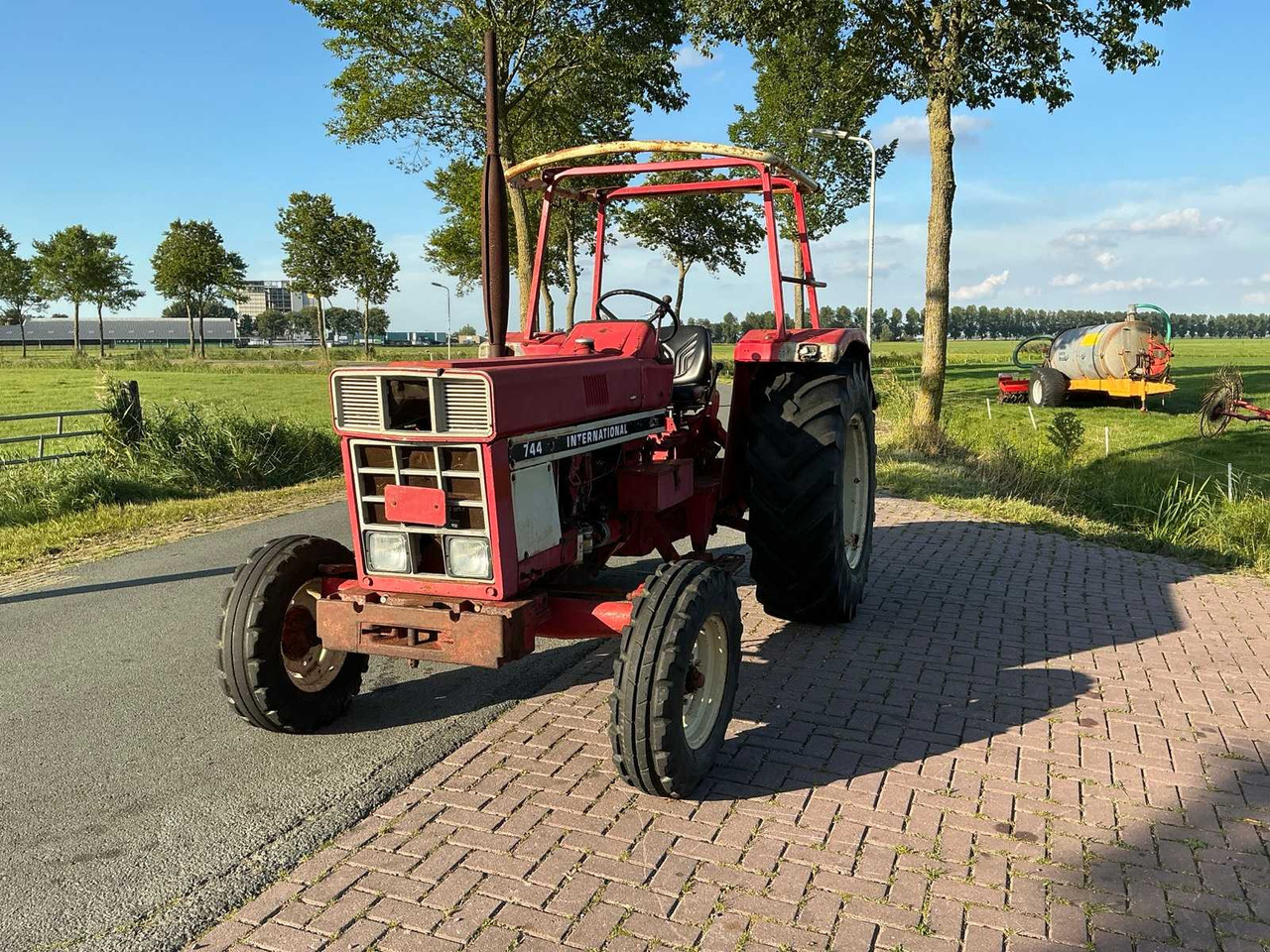 Tracteur agricole International 744-s