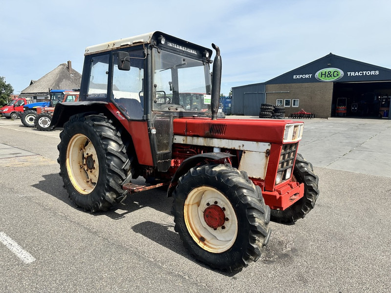 Tracteur agricole International 845