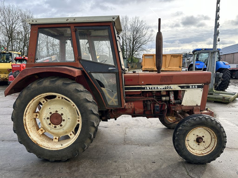 Tracteur agricole International 845