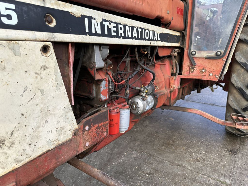 Tracteur agricole International 845