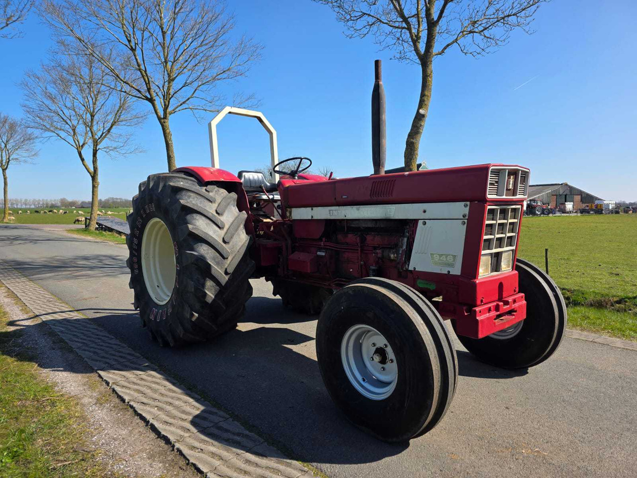 Tracteur agricole International 946